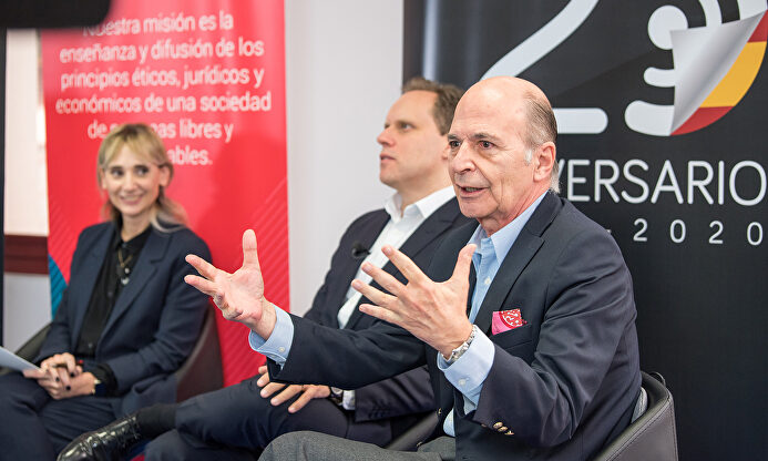 Carlos Rodríguez Braun, en el coloquio del 20 aniversario de Libertad Digital, junto a Daniel Lacalle y Nuria Richart | David Alonso Rincón