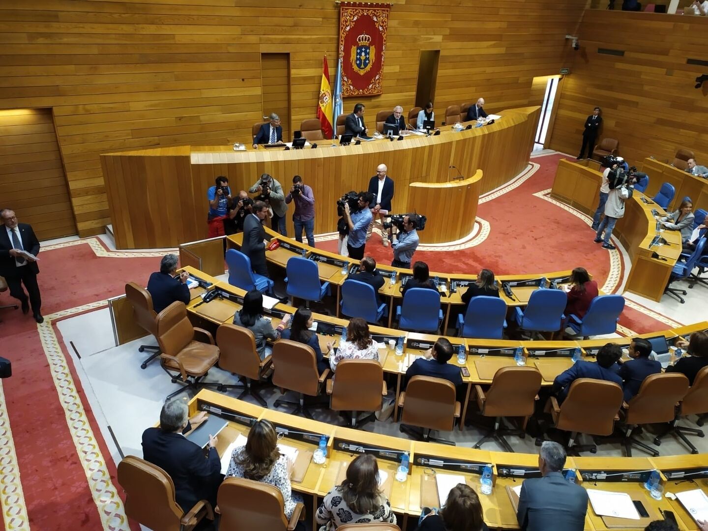 El Parlamento De Galicia Pagará A Los Diputados Un Salario Base De 2. ...