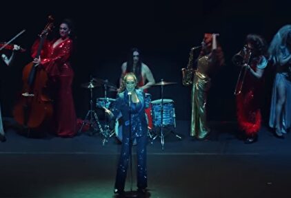 Isabel Pantoja se rodea de travestis en su nuevo videoclip