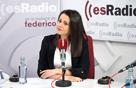 Arrimadas contesta a Feijóo: "Yo no le pido al PP que no se presente en Cataluña" 