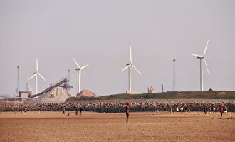 Generadores eólicos junto a una playa. |  Flickr/CC/cattan2011