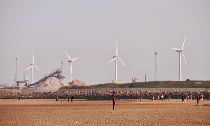 Generadores eólicos junto a una playa. |  Flickr/CC/cattan2011