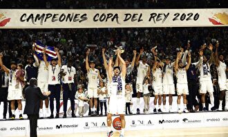 Los jugadores del Real Madrid, con la Copa del Rey de baloncesto conquistada en Málaga. |  EFE
