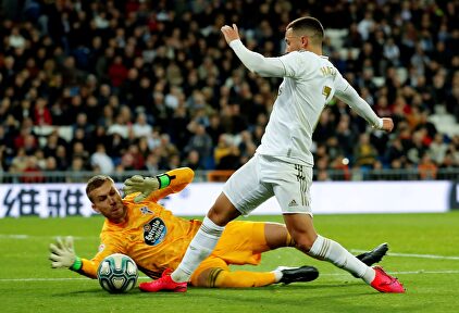 Hazard provoca un penalti al ser derribado por Rubén en su salida. |  EFE