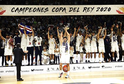Los jugadores del Real Madrid, con la Copa del Rey de baloncesto conquistada en Málaga. |  EFE