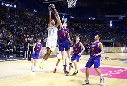 Zustovich (5) penetra a canasta ante la defensa azulgrana |  ACB Photo