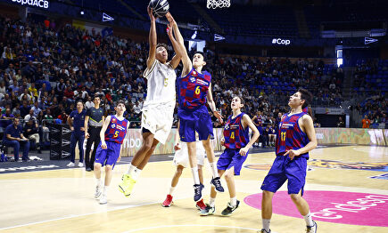 Zustovich (5) penetra a canasta ante la defensa azulgrana |  ACB Photo