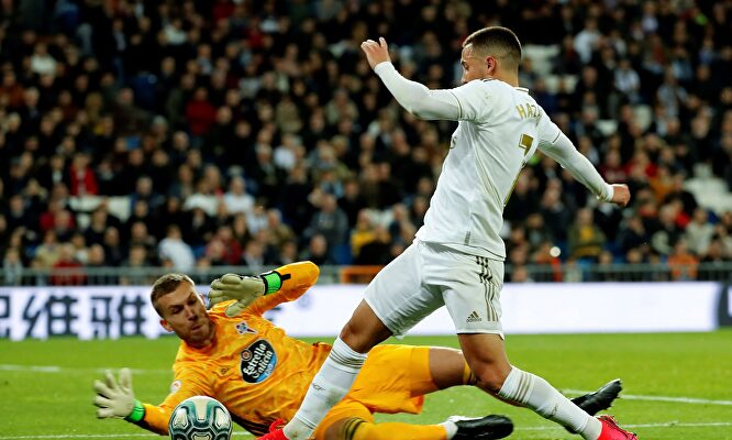 Hazard provoca un penalti al ser derribado por Rubén en su salida. |  EFE