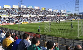 La voz de Carlos Gil se echa de menos en el Coliseum |  EFE