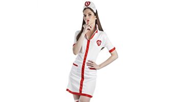 La presión feminista ha podido con los disfraces de enfermera de Carrefour I Alamy