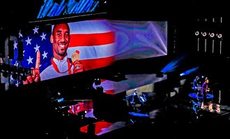 Homenaje a Kobe Bryant en los prolegómenos del All Star Game de Chicago. |  EFE