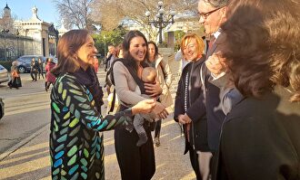 La ministra de Igualdad, Irene Montero, en una visita a la Biblioteca Nacional con su bebé Aitana |  Secretaría de Igualdad
