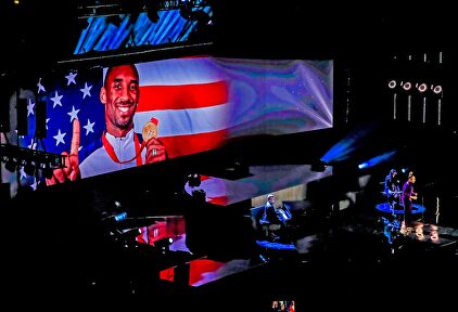 Homenaje a Kobe Bryant en los prolegómenos del All Star Game de Chicago. |  EFE