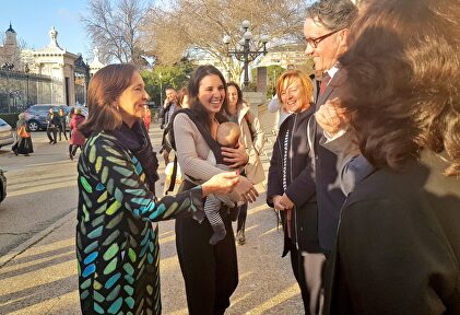 La ministra de Igualdad, Irene Montero, en una visita a la Biblioteca Nacional con su bebé Aitana |  Secretaría de Igualdad