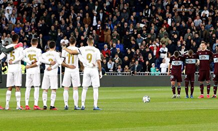 Minuto de silencio en el Bernabéu. | EFE