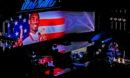 Homenaje a Kobe Bryant en los prolegómenos del All Star Game de Chicago. |  EFE
