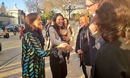 La ministra de Igualdad, Irene Montero, en una visita a la Biblioteca Nacional con su bebé Aitana |  Secretaría de Igualdad