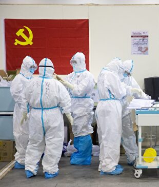 Personal médico con trajes protectores en un hospital provisional de Wuhan | EFE