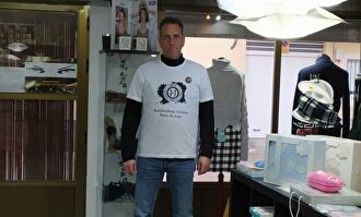 Pedro García, autónomo y cofundador de AUPA, en su tienda ropa en Albacete |  LD