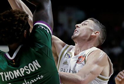 Jaycee Carroll (d), durante la final de la Copa del Rey ante Unicaja. |  EFE