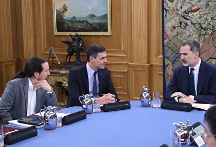Felipe VI, con el presidente Sánchez y Pablo Iglesias, durante un Consejo de Ministros en La Zarzuela. | @Casa Real