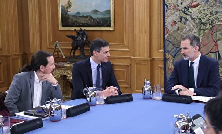 Felipe VI, con el presidente Sánchez y Pablo Iglesias, durante un Consejo de Ministros en La Zarzuela. | @Casa Real