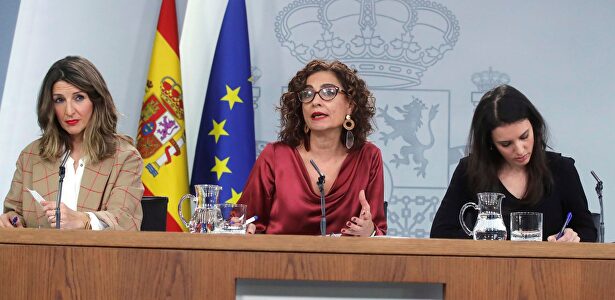 Las ministras de Trabajo, Yolanda Díaz; Hacienda, María Jesús Montero e Igualdad, Irene Montero, este martes |  EFE