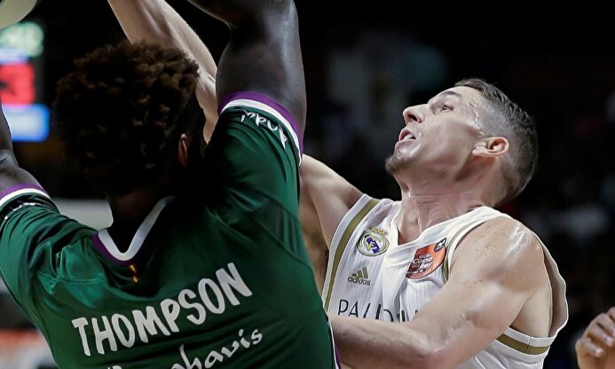 Jaycee Carroll (d), durante la final de la Copa del Rey ante Unicaja. |  EFE