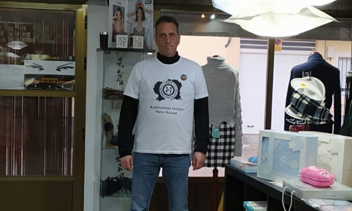 Pedro García, autónomo y cofundador de AUPA, en su tienda ropa en Albacete |  LD