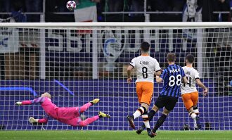 Lance del duelo de ida de octavos de la Champions entre Atalanta y Valencia en San Siro. |  EFE