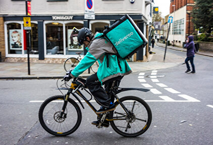 Un 'rider' de Deliveroo | Alamy