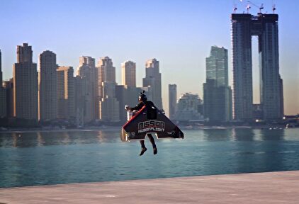 Un hombre vuela sobre Dubái como si fuera ‘Iron Man’ 