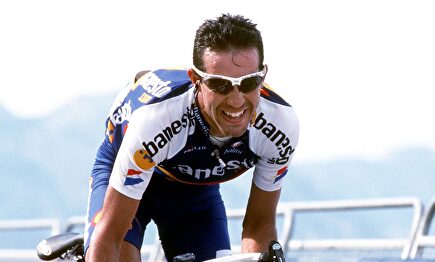 El exciclista Juanmi Mercado, durante una etapa de la Vuelta a España 2001. |  Cordon Press