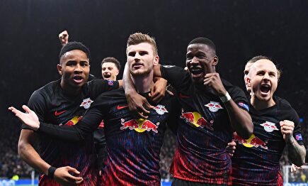 Timo Werner (2i) celebra con sus compañeros su gol al Tottenham. |  EFE