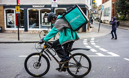 Un 'rider' de Deliveroo | Alamy