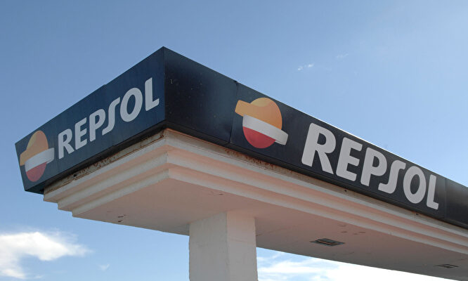 Repsol coloca 1.500 millones a 5 y 10 años en una operación récord. | Alamy