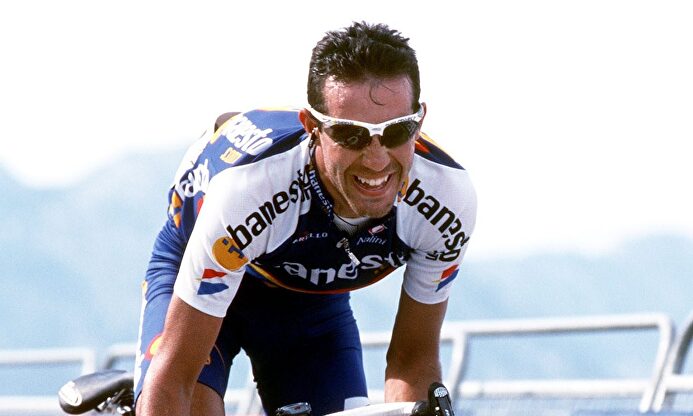 El exciclista Juanmi Mercado, durante una etapa de la Vuelta a España 2001. |  Cordon Press