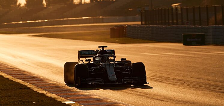 Lewis Hamilton, durante la sesión vespertina del primer día de test de pretemporada. |  EFE