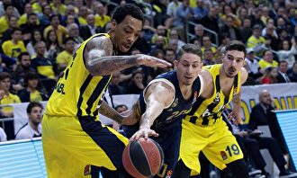 Jaycee Carroll (c), en acción ante el Fenerbahce. |  EFE
