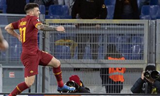 Carles Pérez celebra su gol al Gent con la Roma. |  EFE