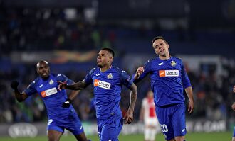 Kenedy (c) celebra su gol al Ajax. |  EFE