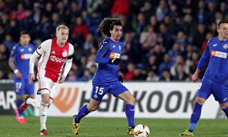 Cucurella ante el Ajax. | EFE