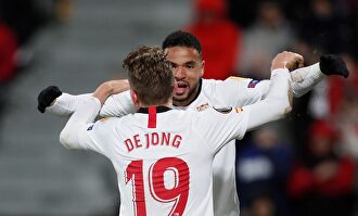 En Nesyri celebra con Luuk de Jong su gol al Cluj. |  EFE