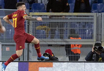 Carles Pérez celebra su gol al Gent con la Roma. |  EFE