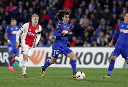 Cucurella ante el Ajax. | EFE