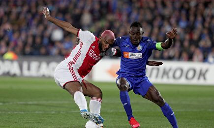 Ryan Babel se burla de Nyom imitando su cojera