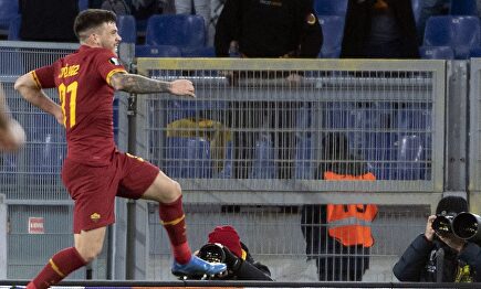 Carles Pérez celebra su gol al Gent con la Roma. |  EFE