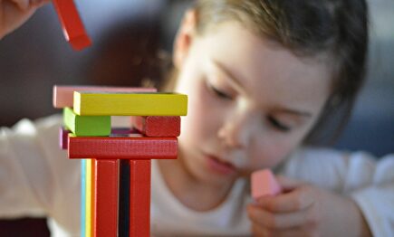 Una niña juega con piezas de madera. |  Pixabay