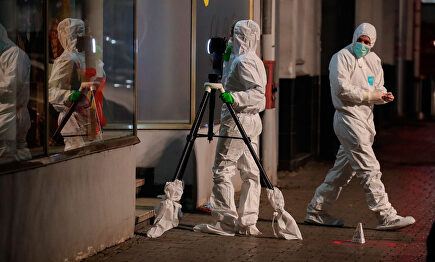 La policía investiga en uno de los bares tiroteados. |  EFE