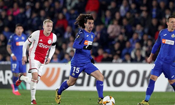 Cucurella ante el Ajax. | EFE